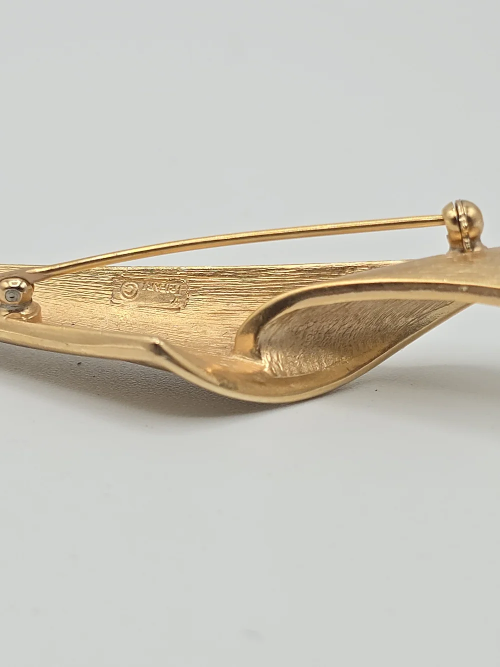 VTG Crown Trifari Brooch Gold Tone Ribbon Pin Brushed Finish Modernist 3.5